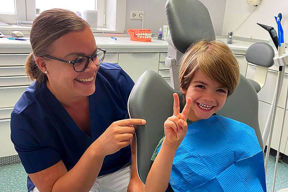 Zahnärztin mit lächelndem Kind